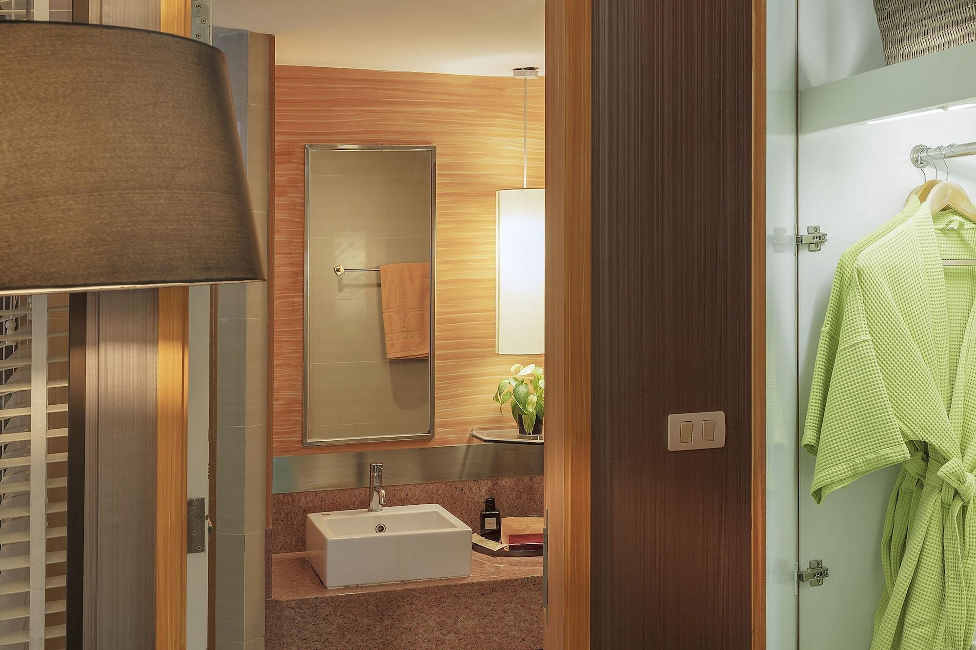 Tango Vibrant Living Hotel - Sha Extra Plus Бангкок Екстер'єр фото